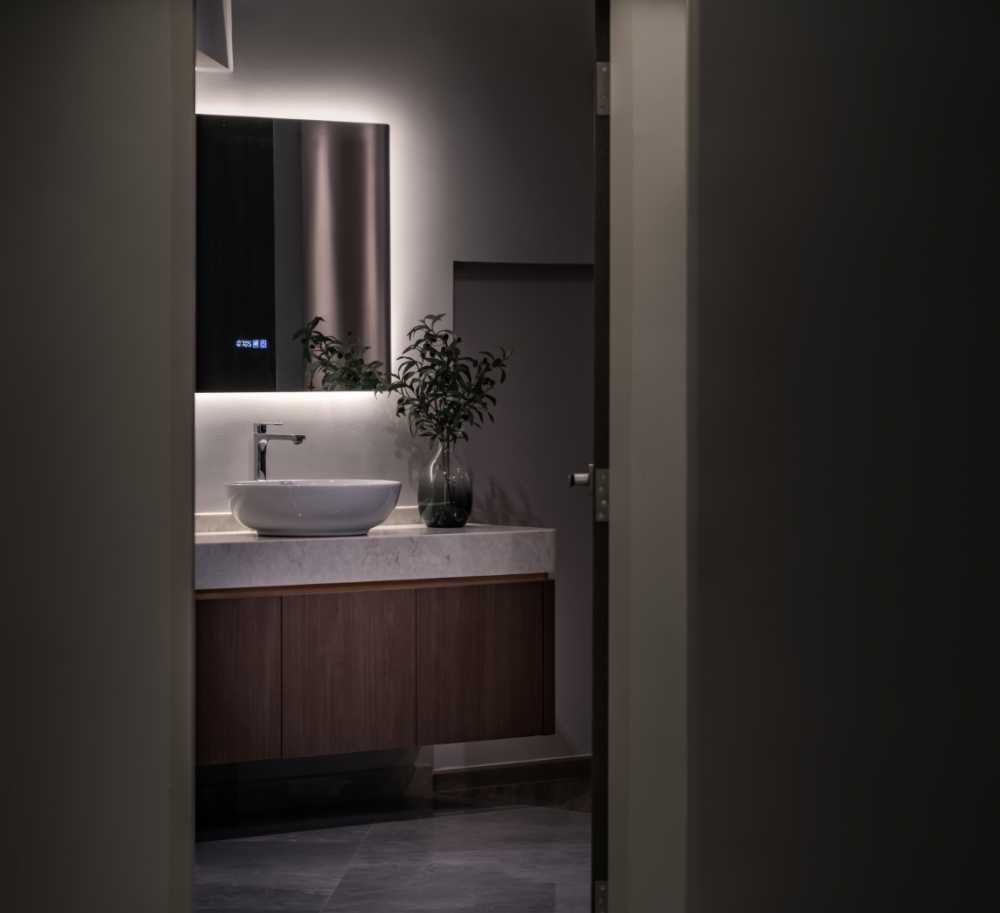 Modern Bathroom with Countertop and Mirror