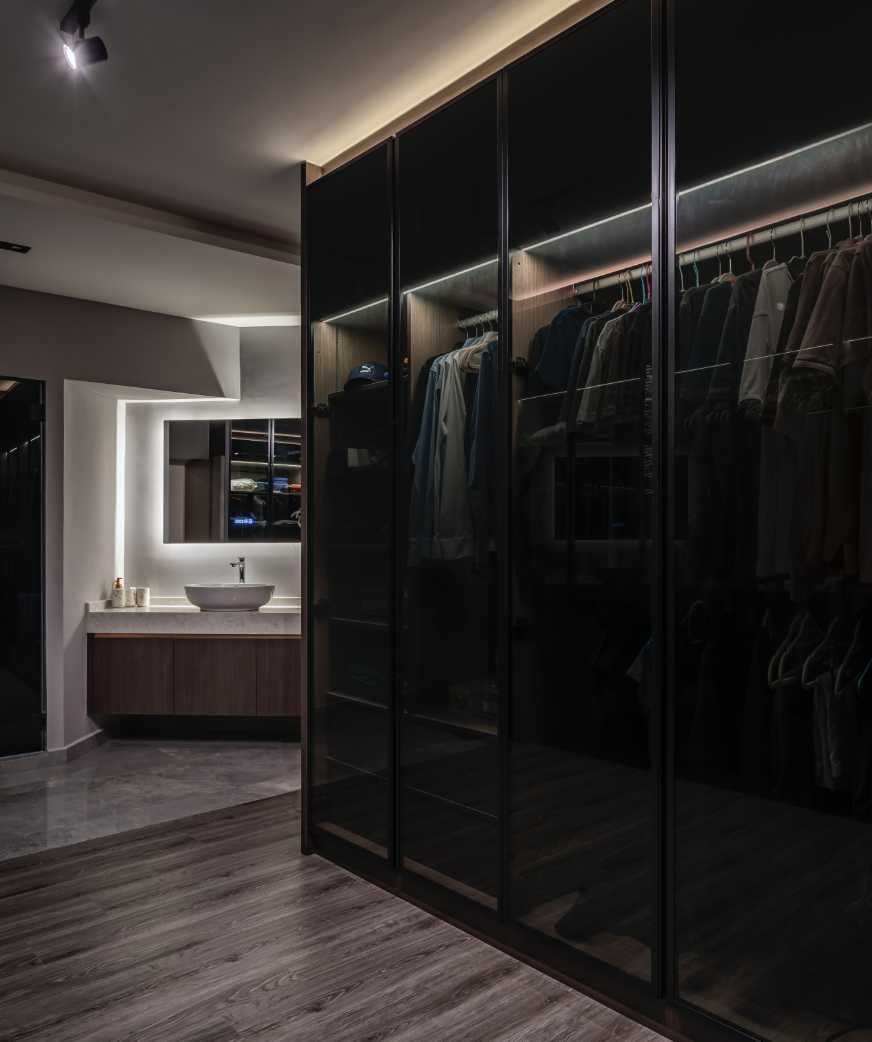 Modern Walk-in Wardrobe with Mirror and Wardrobe