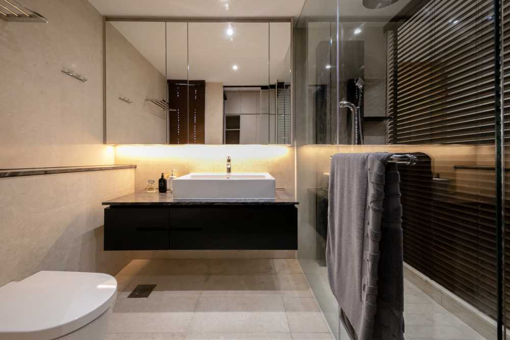 Modern Bathroom with Mirror and Rainshower