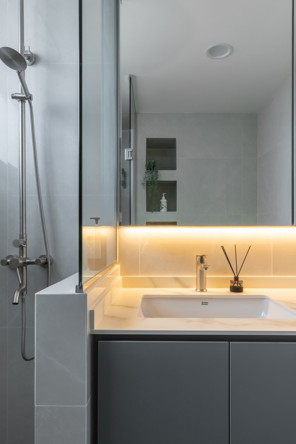 Scandinavian Bathroom with Countertop and Homogeneous Tiles