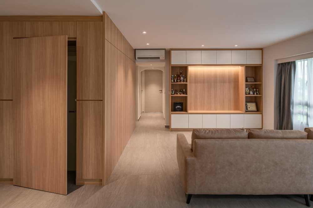 Minimalist Living Room with Bookshelf and Homogeneous Tiles