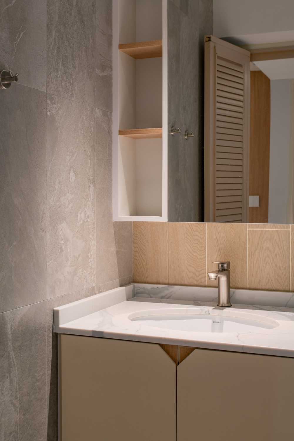 Minimalist Bathroom with Countertop and Homogeneous Tiles
