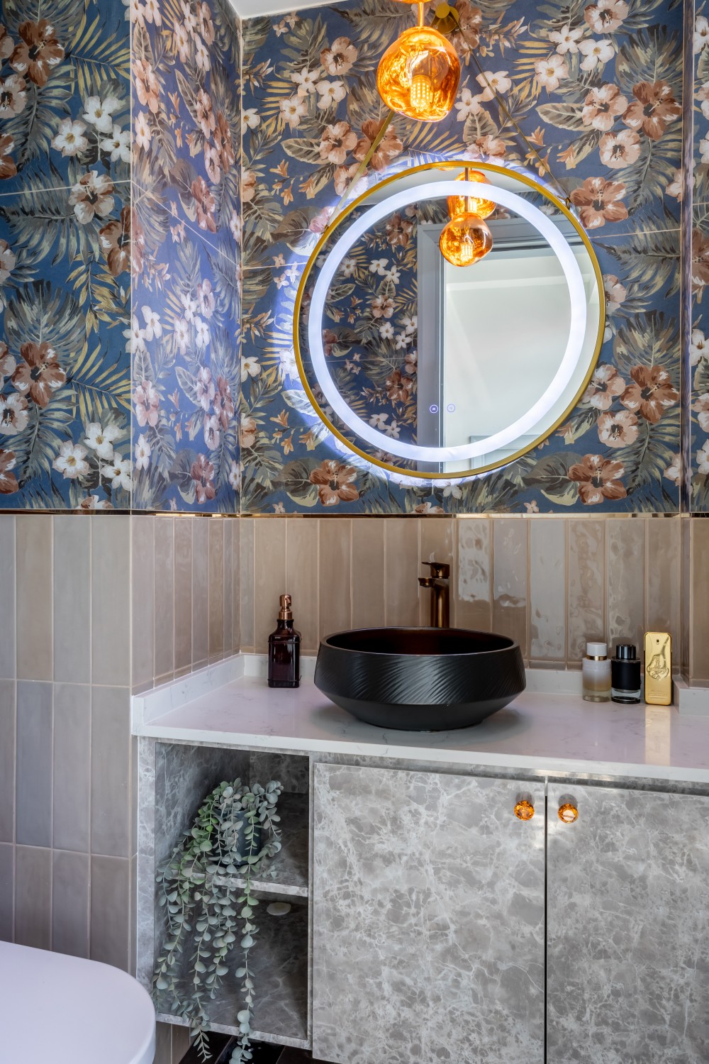 Eclectic Bathroom with Countertop and Homogeneous Tiles
