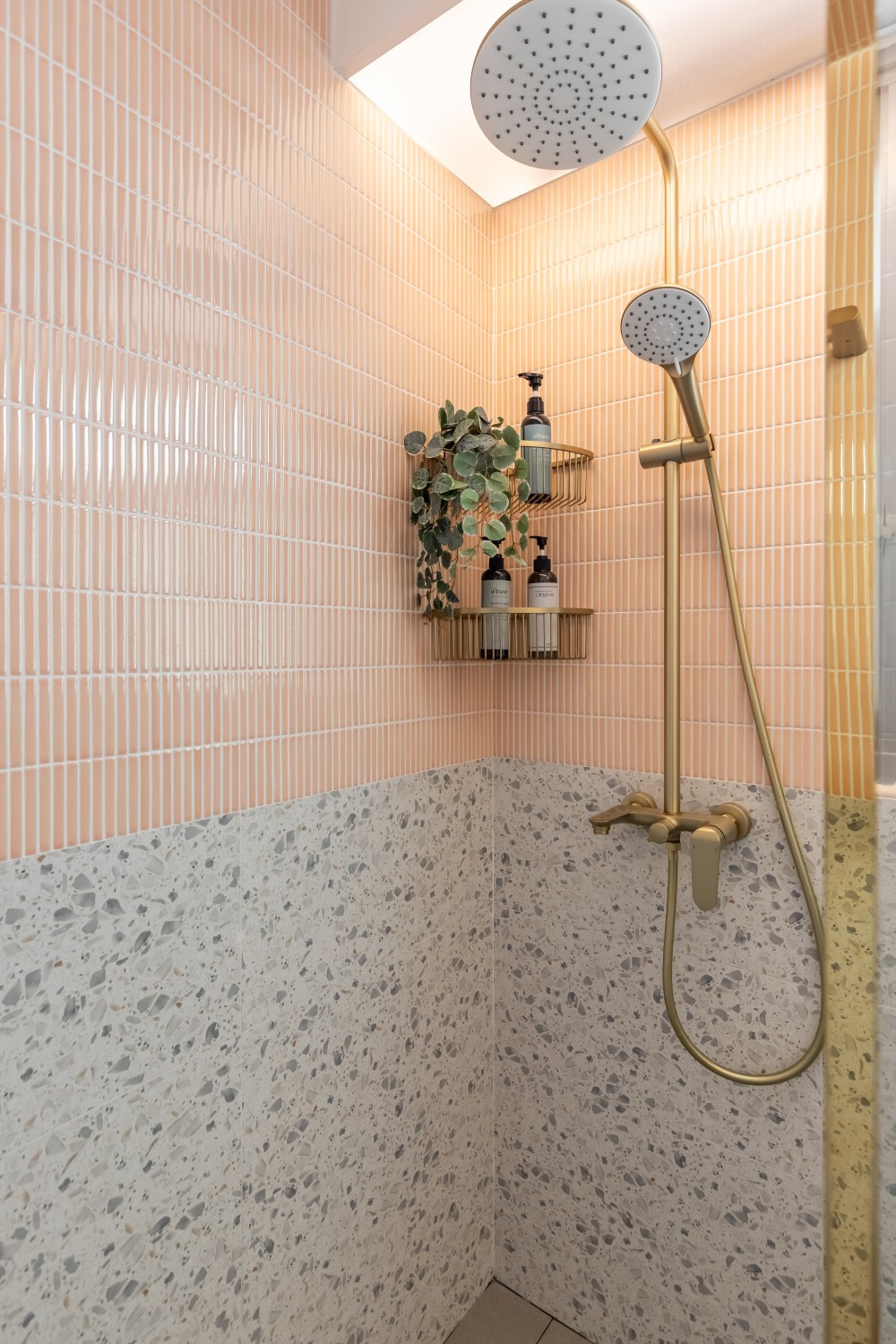 Contemporary Bathroom with Homogeneous Tiles and Shower Screen