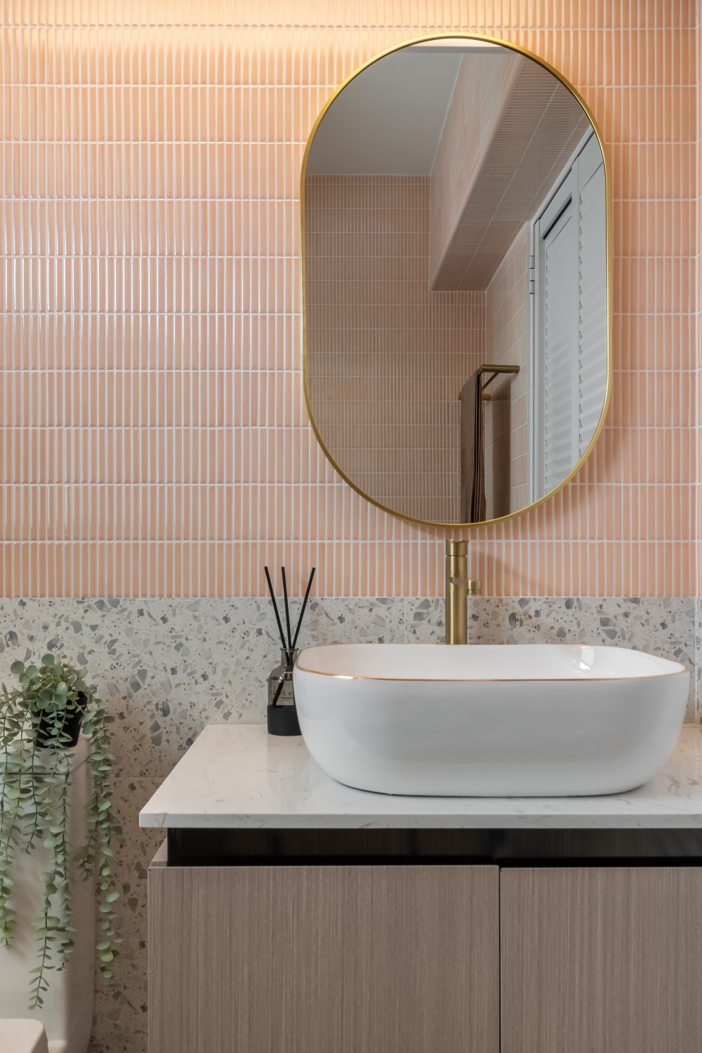 Contemporary Bathroom with Homogeneous Tiles and Mirror