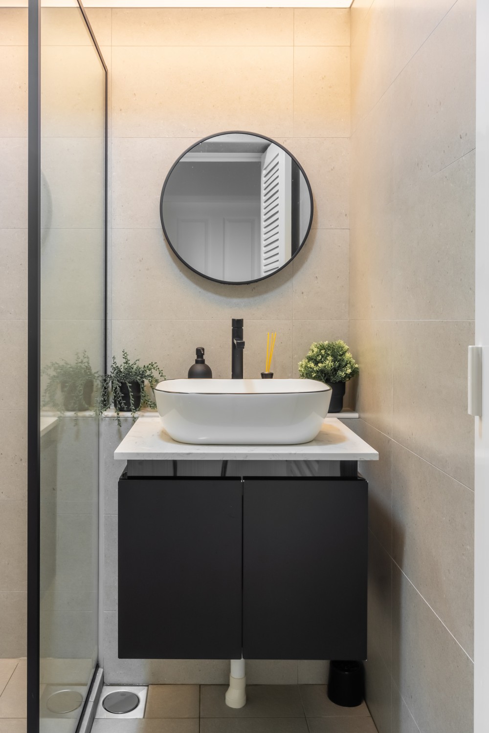Contemporary Bathroom with Countertop and Homogeneous Tiles