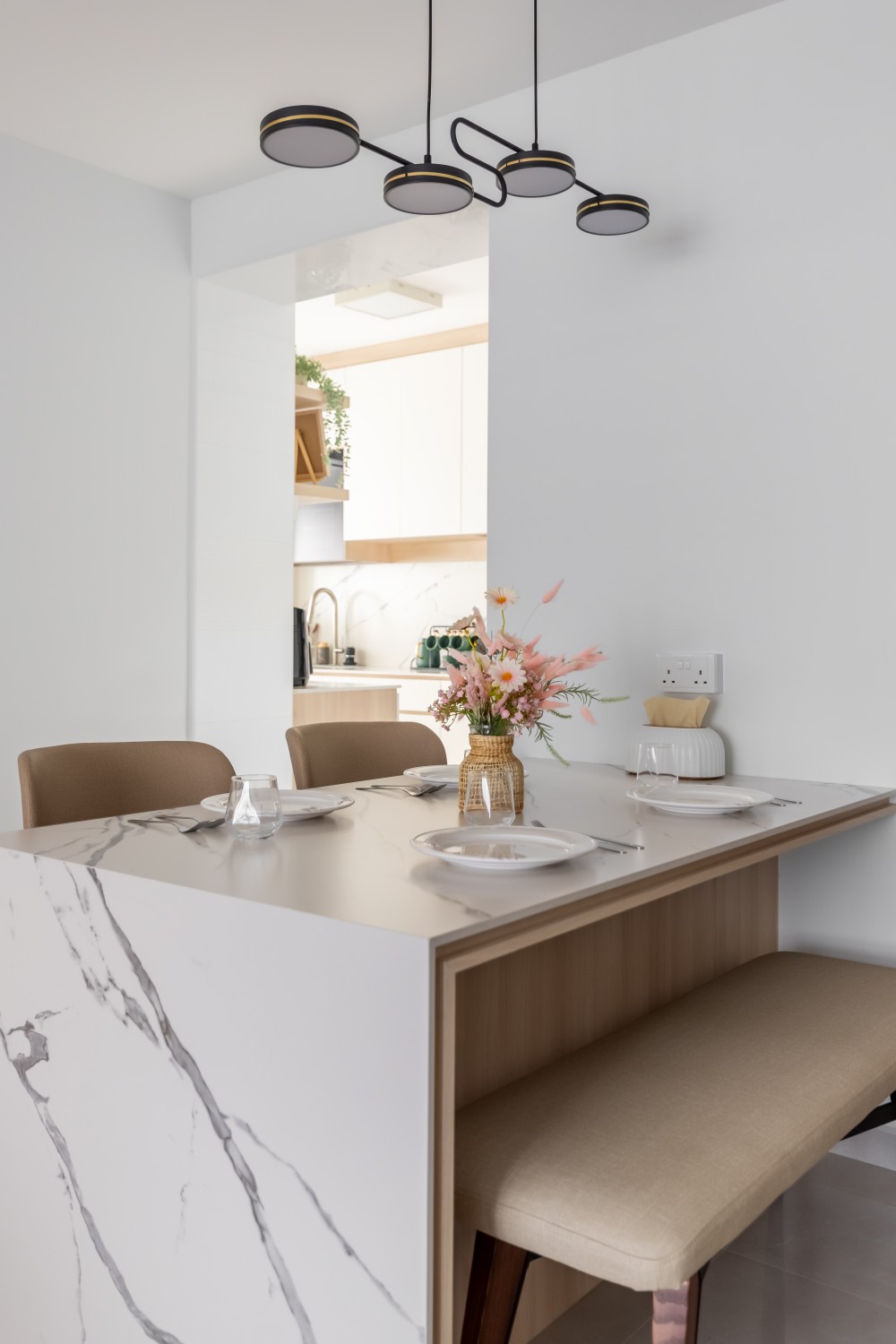 Contemporary Dining Room with Dining Table and Dining Chairs