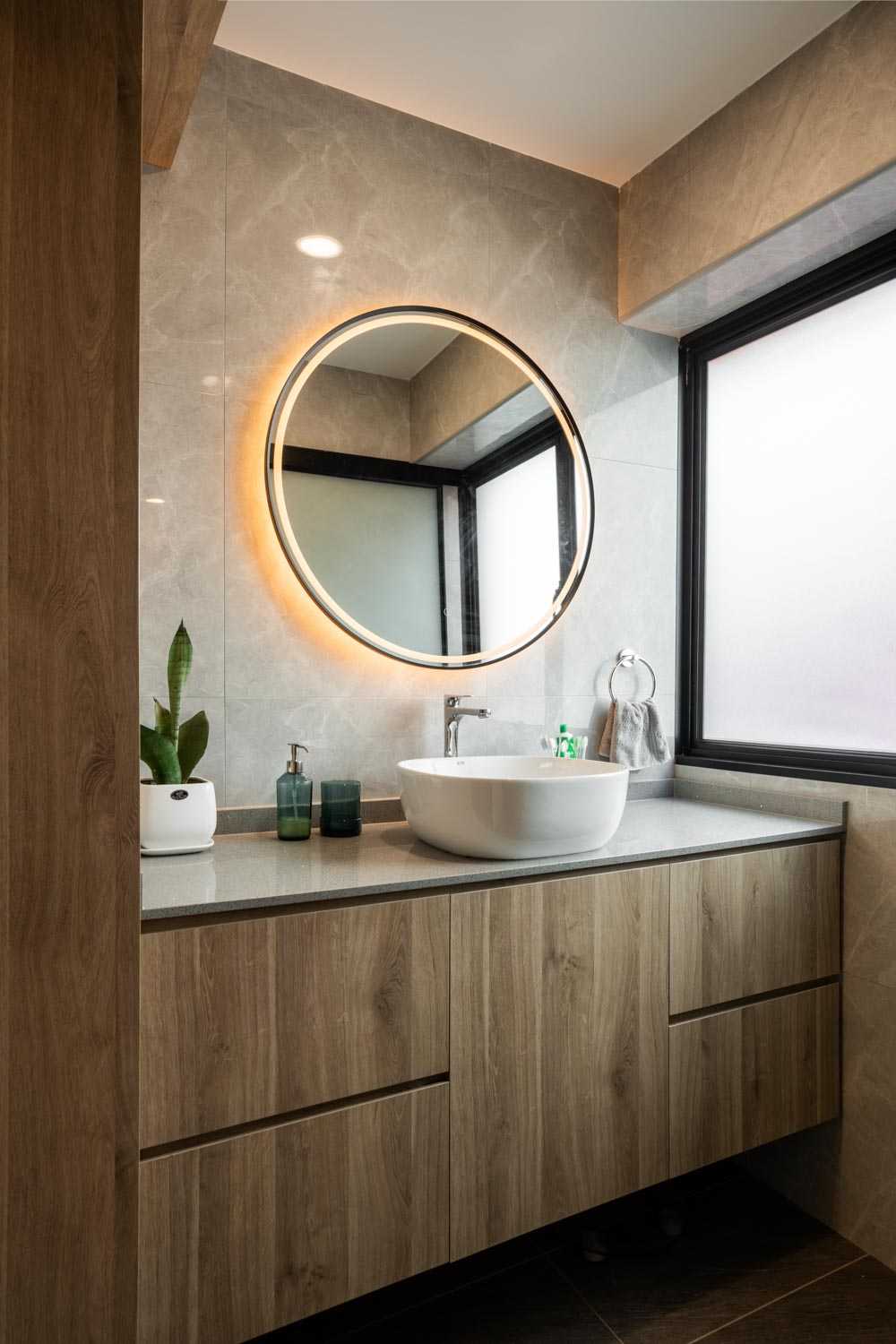 Modern Bathroom with Homogeneous Tiles and Herringbone Tiling