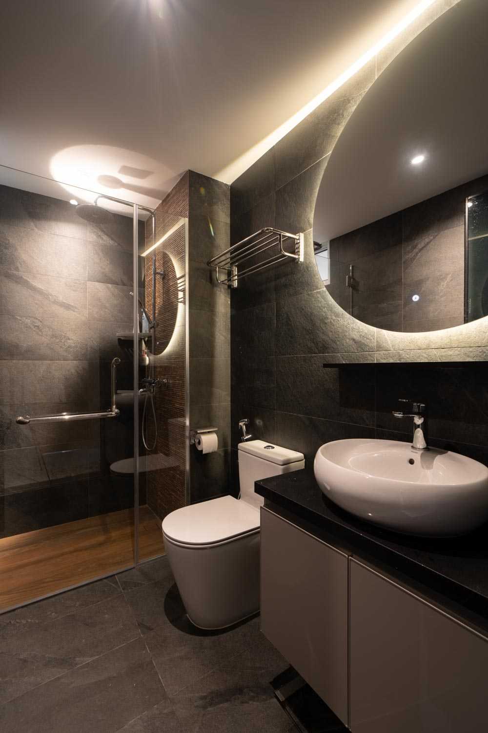 Contemporary Bathroom with Homogeneous Tiles and Shower Screen