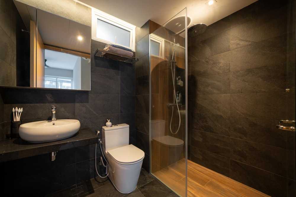 Contemporary Bathroom with Homogeneous Tiles and Rainshower