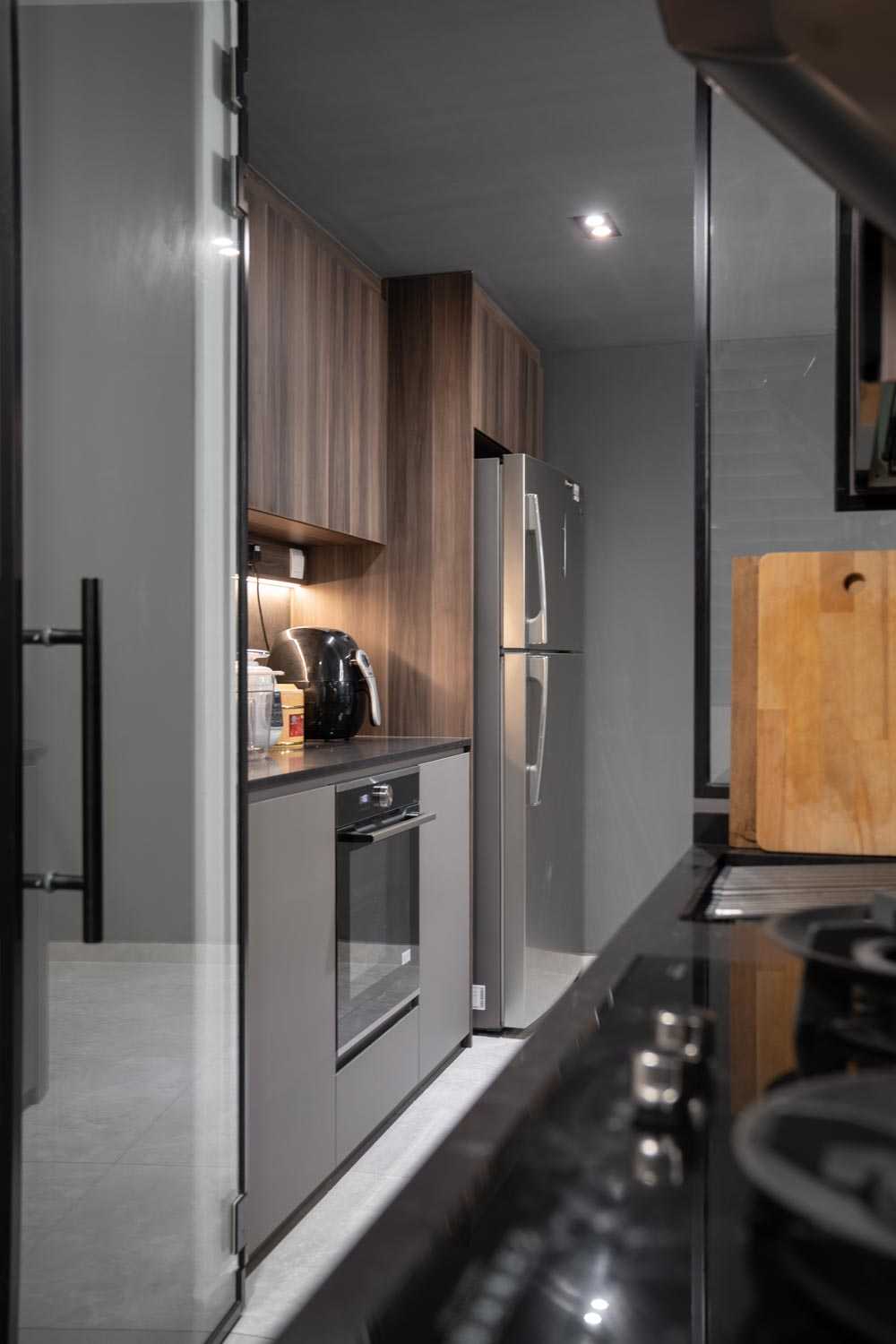 Contemporary Kitchen with Breakfast Counter and Kitchen Backsplash