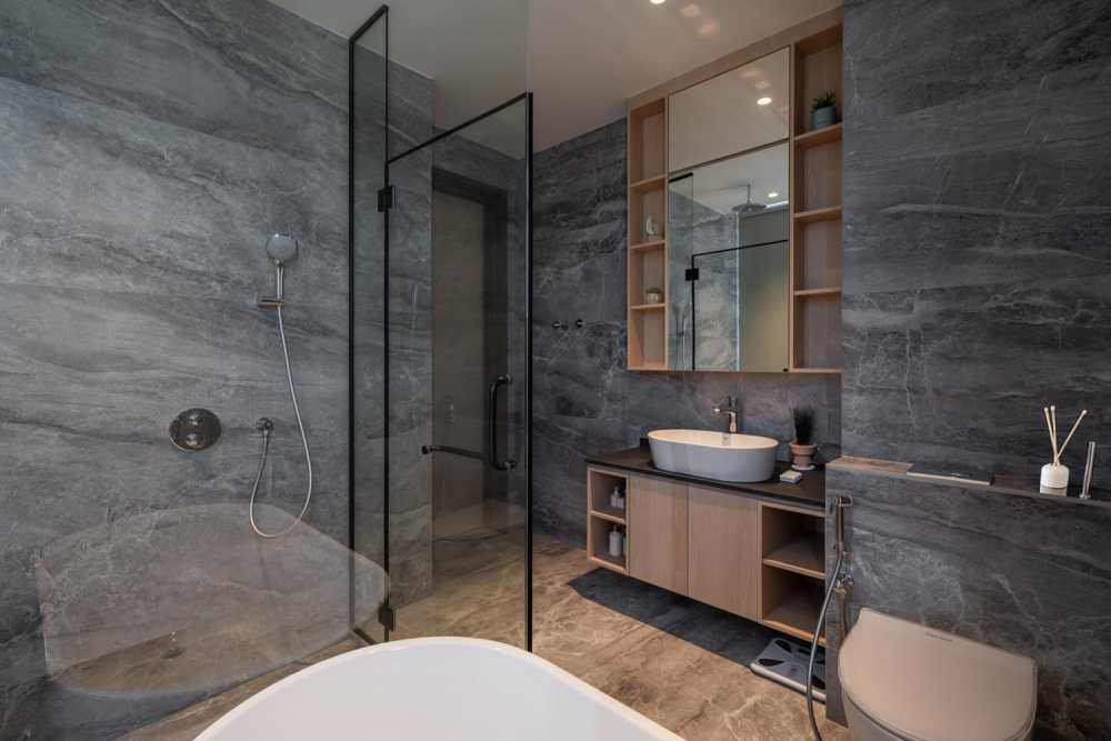 Modern Bathroom with Mirror and Bathroom Storage
