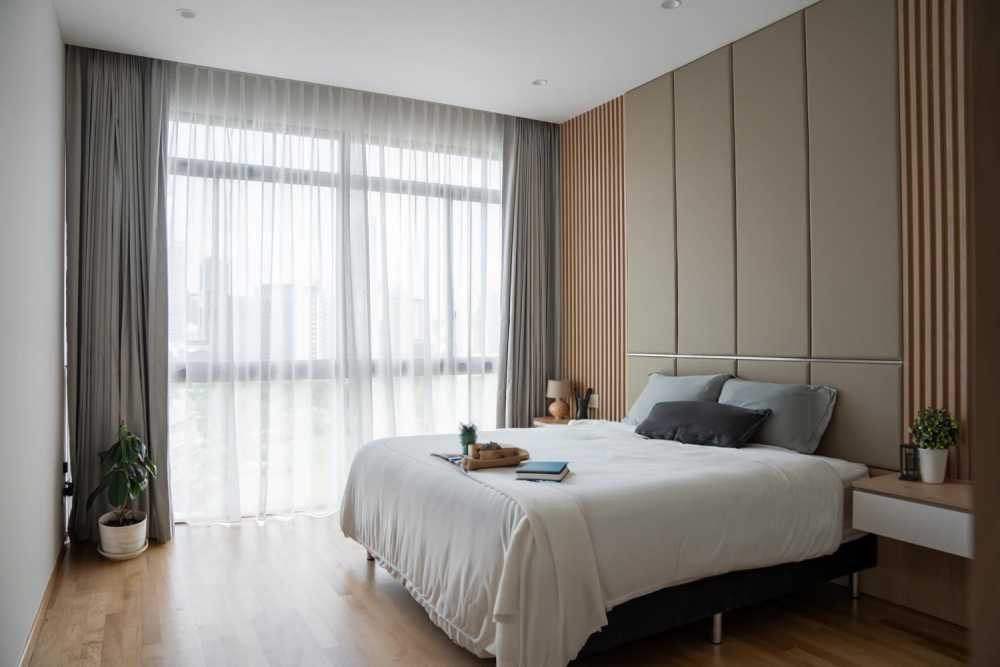 Modern Bedroom with Queen Bed and Flooring