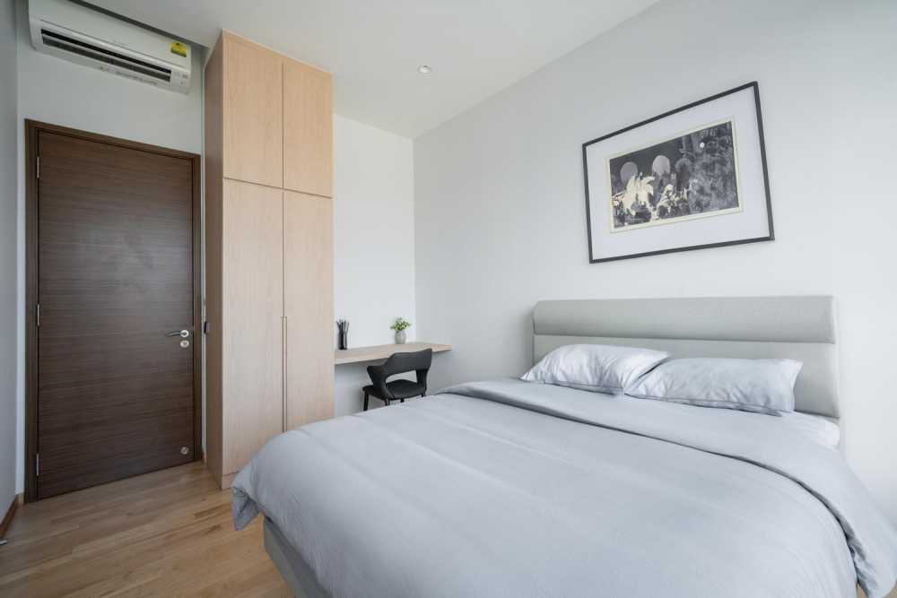 Modern Bedroom with Vinyl Flooring and Queen Bed