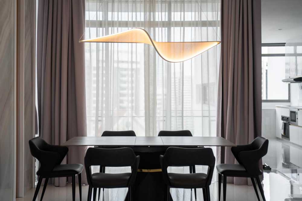 Modern Dining Room with Dining Table and Dining Chairs