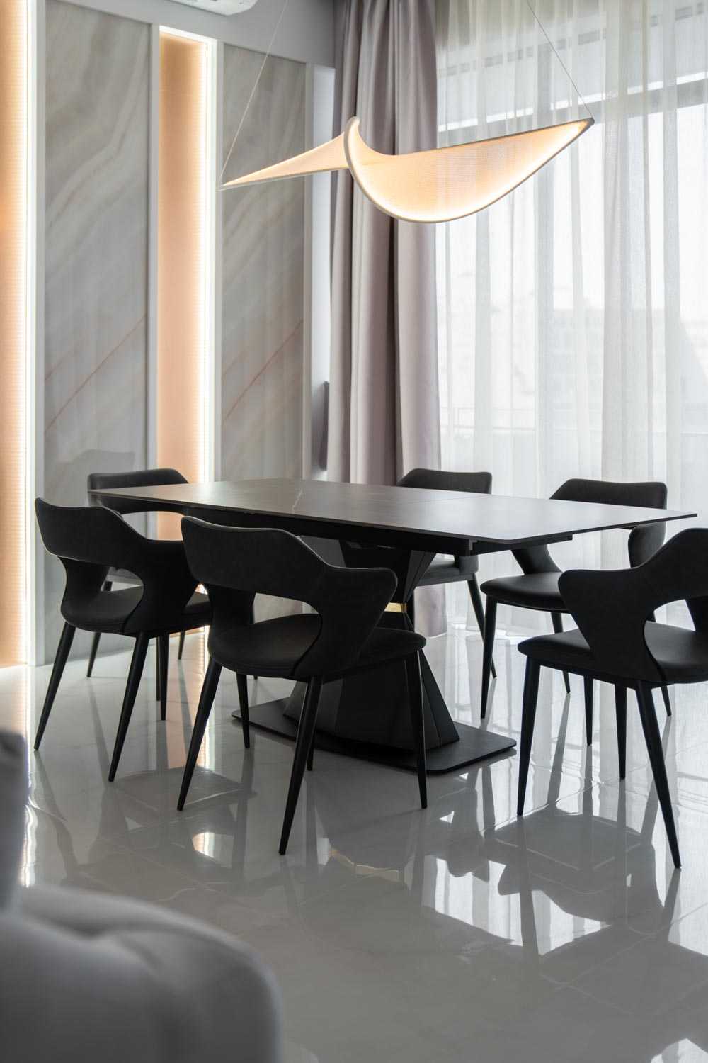 Modern Dining Room with Dining Table and Dining Chairs