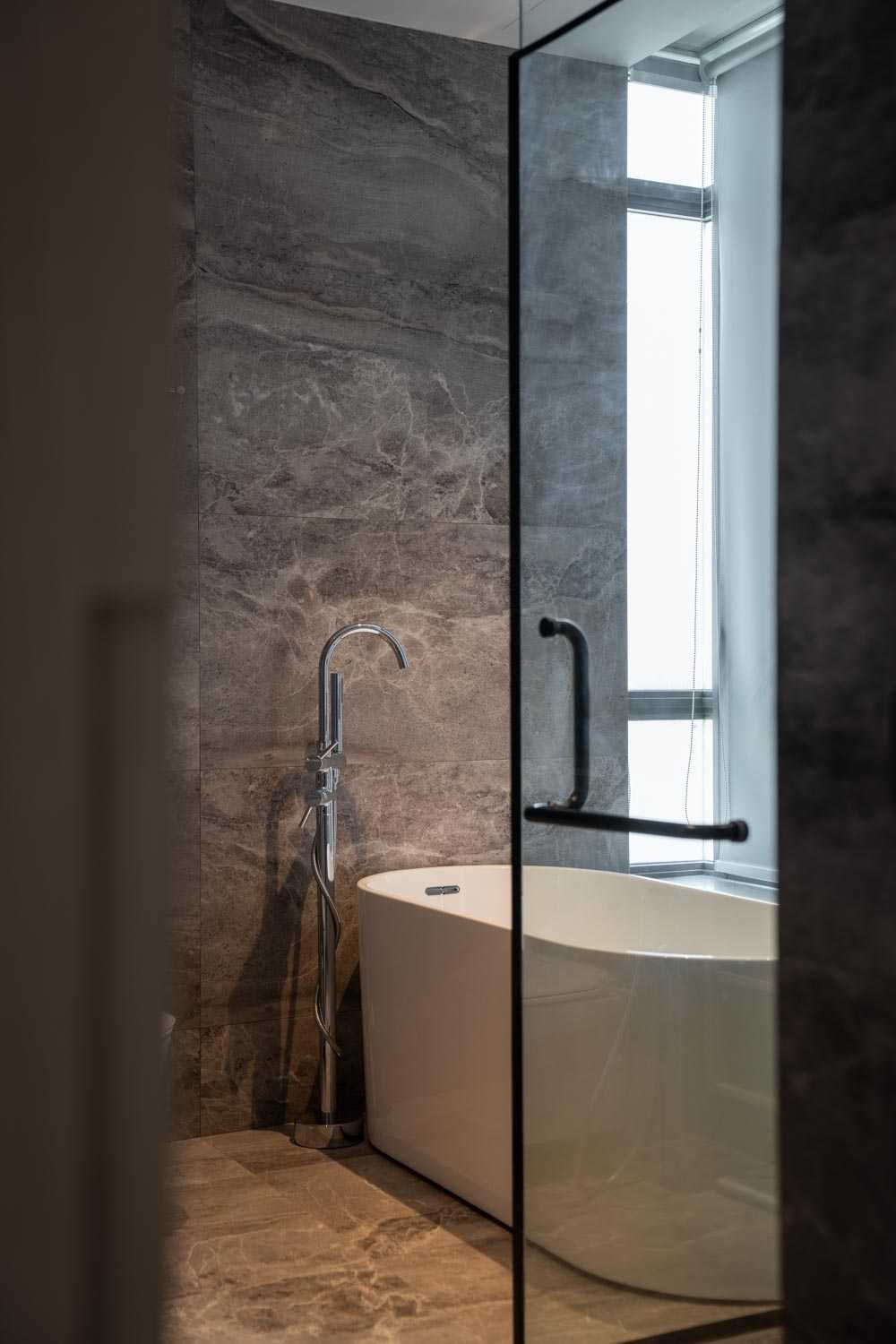 Modern Bathroom with Homogeneous Tiles and Herringbone Tiling