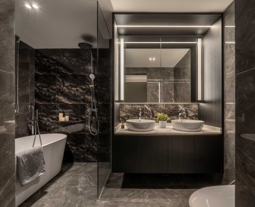 Modern Bathroom with Mirror and Bathtub