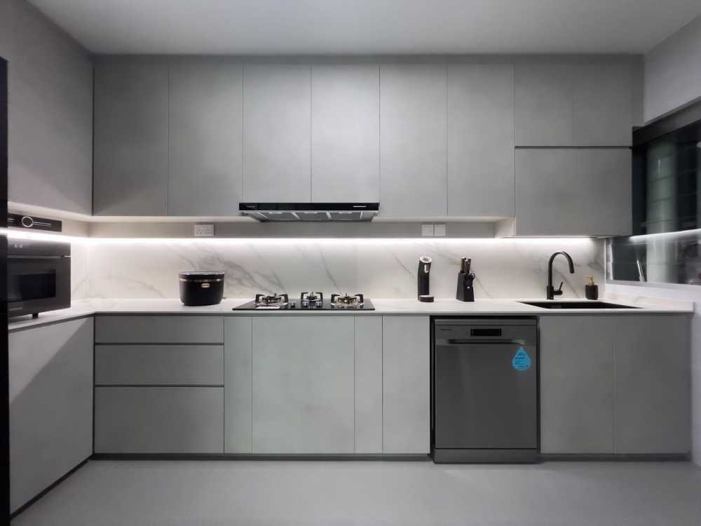 Modern Kitchen with Homogeneous Tiles and Kitchen Window