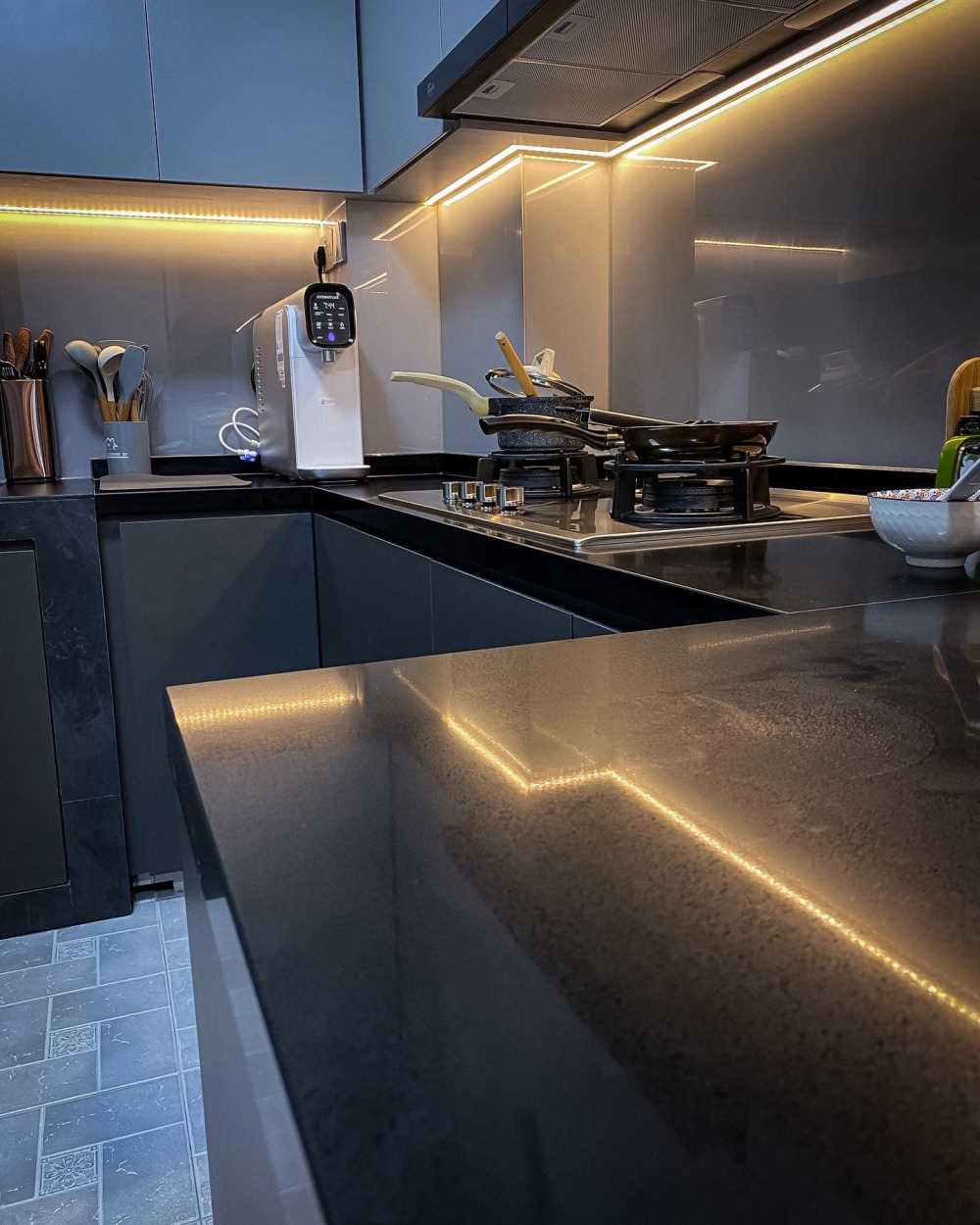 Modern Kitchen with Countertop and Kitchen Backsplash