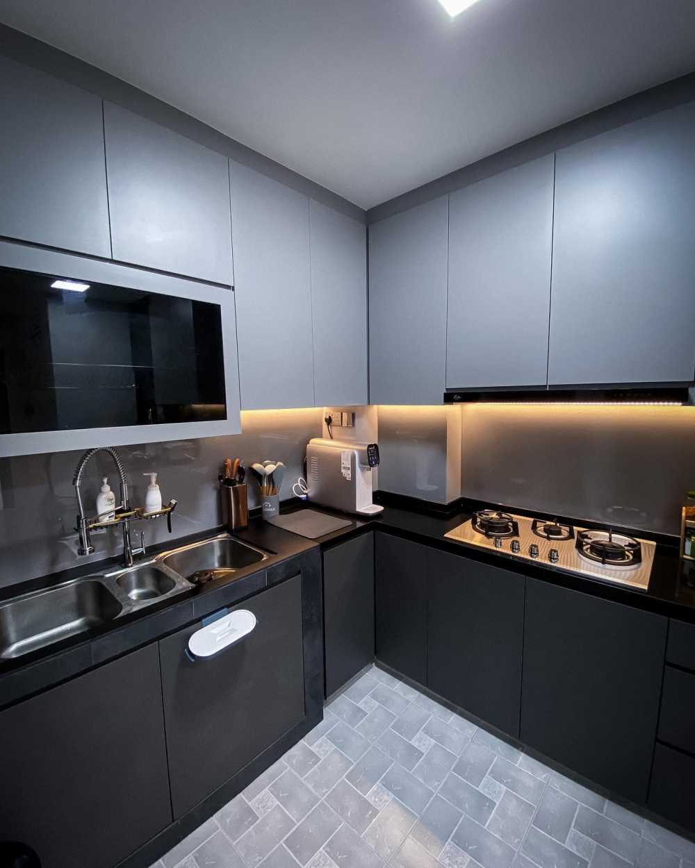 Modern Kitchen with Countertop and Homogeneous Tiles