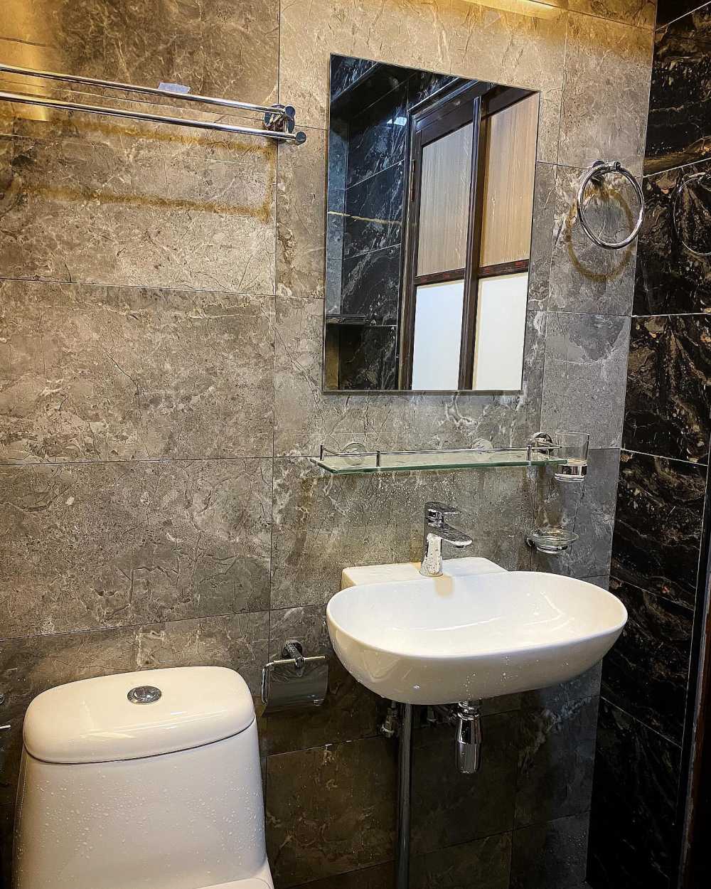 Contemporary Bathroom with Homogeneous Tiles and Mirror