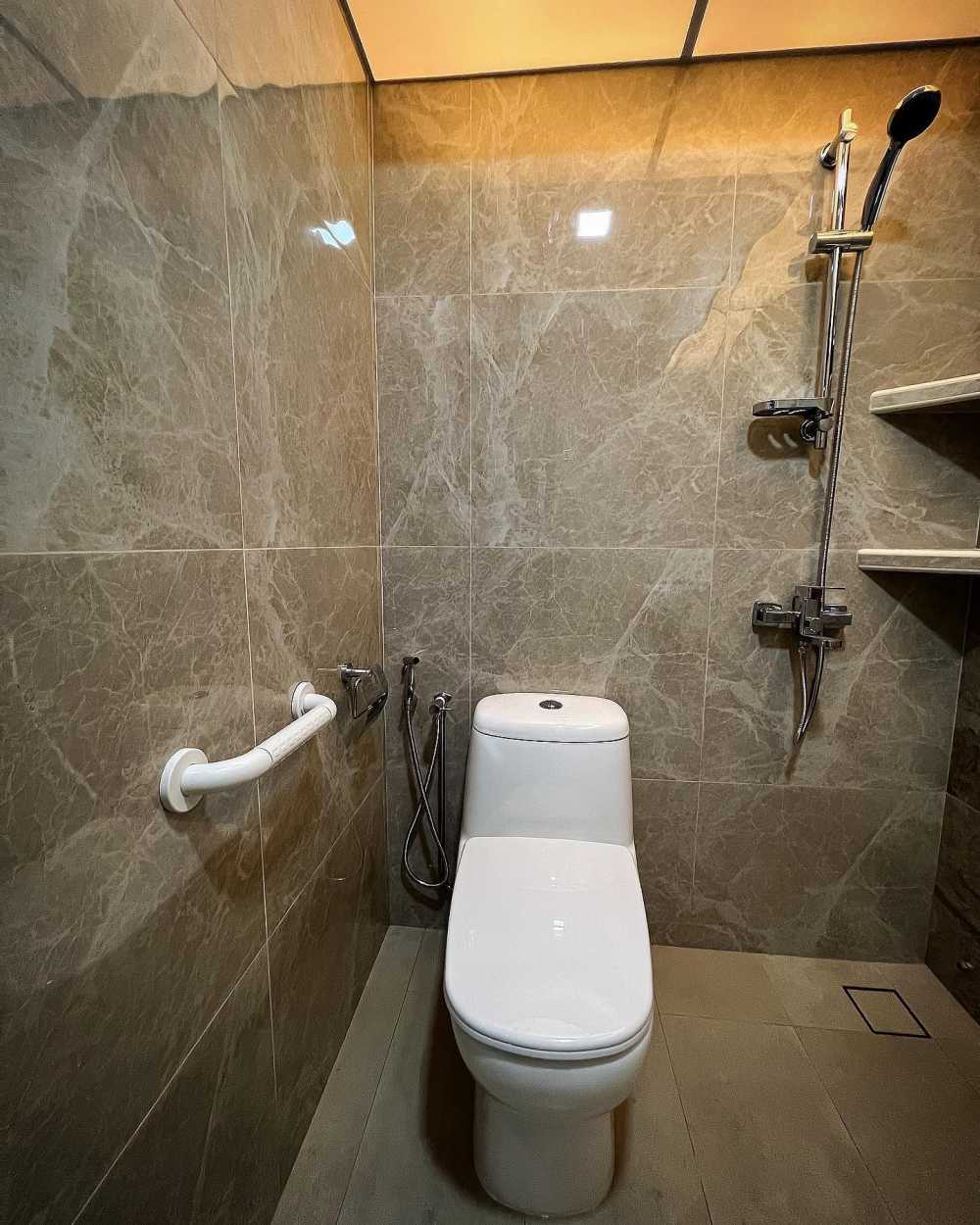 Contemporary Bathroom with Homogeneous Tiles and Bathroom Accessories