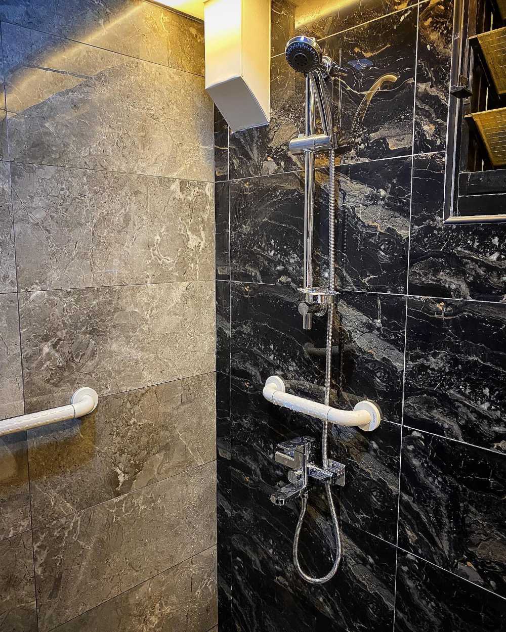 Contemporary Bathroom with Homogeneous Tiles and Bathroom Accessories