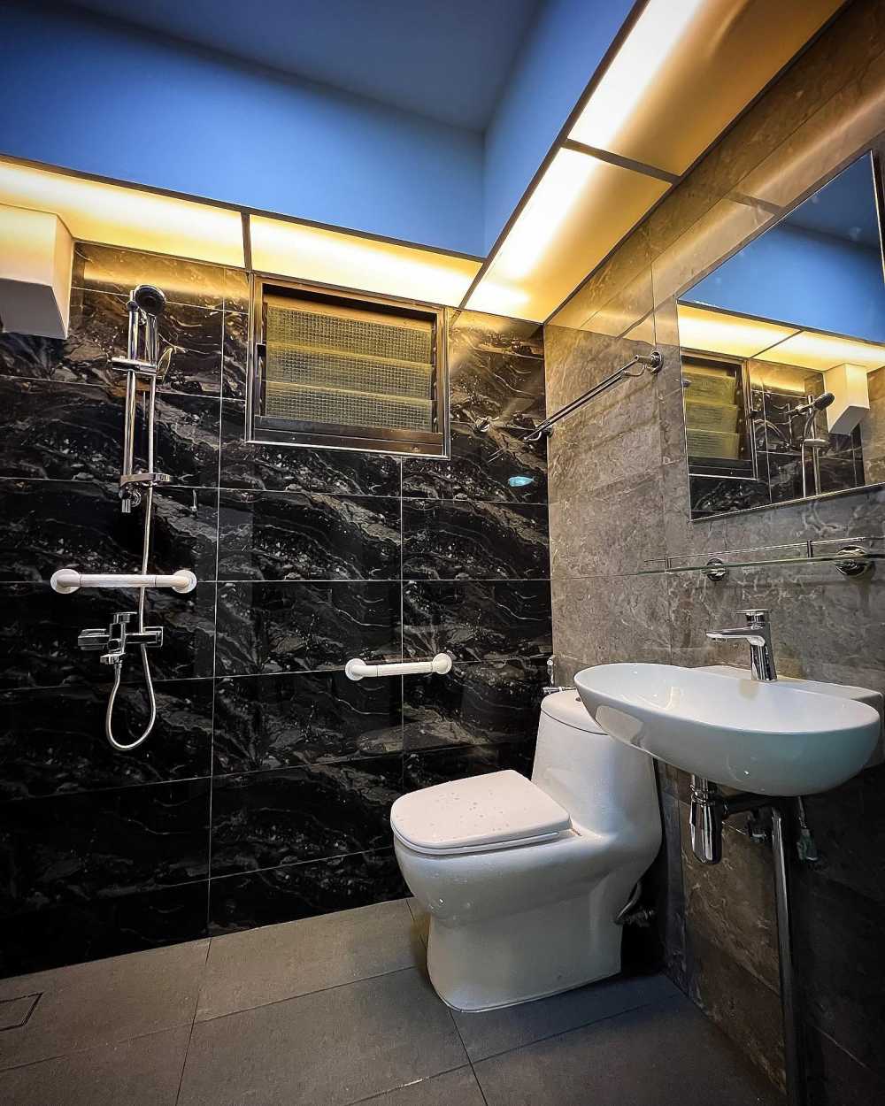 Contemporary Bathroom with Homogeneous Tiles and Bathroom Accessories