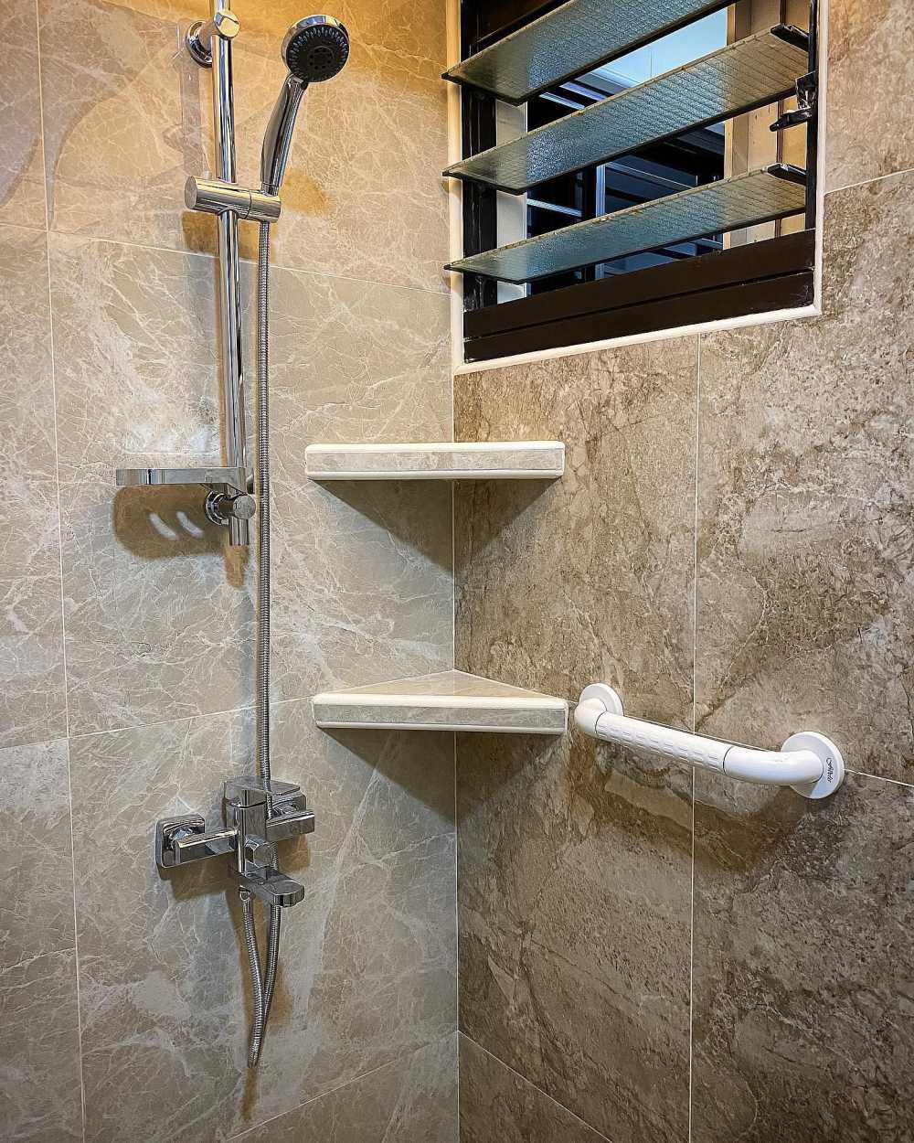 Contemporary Bathroom with Homogeneous Tiles and Bathroom Accessories