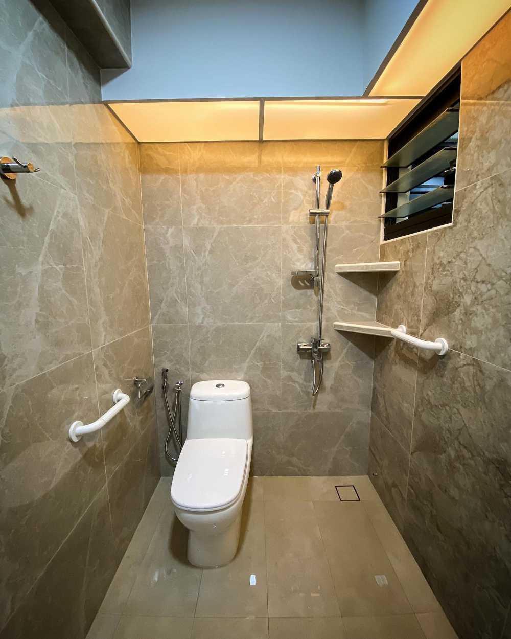 Contemporary Bathroom with Homogeneous Tiles and Bathroom Accessories