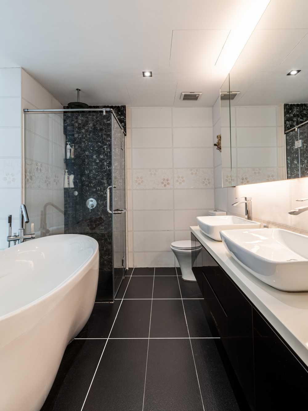 Modern Bathroom with Homogeneous Tiles and Bathtub