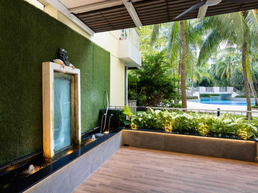 Modern Garden with Trellis and Green Wall