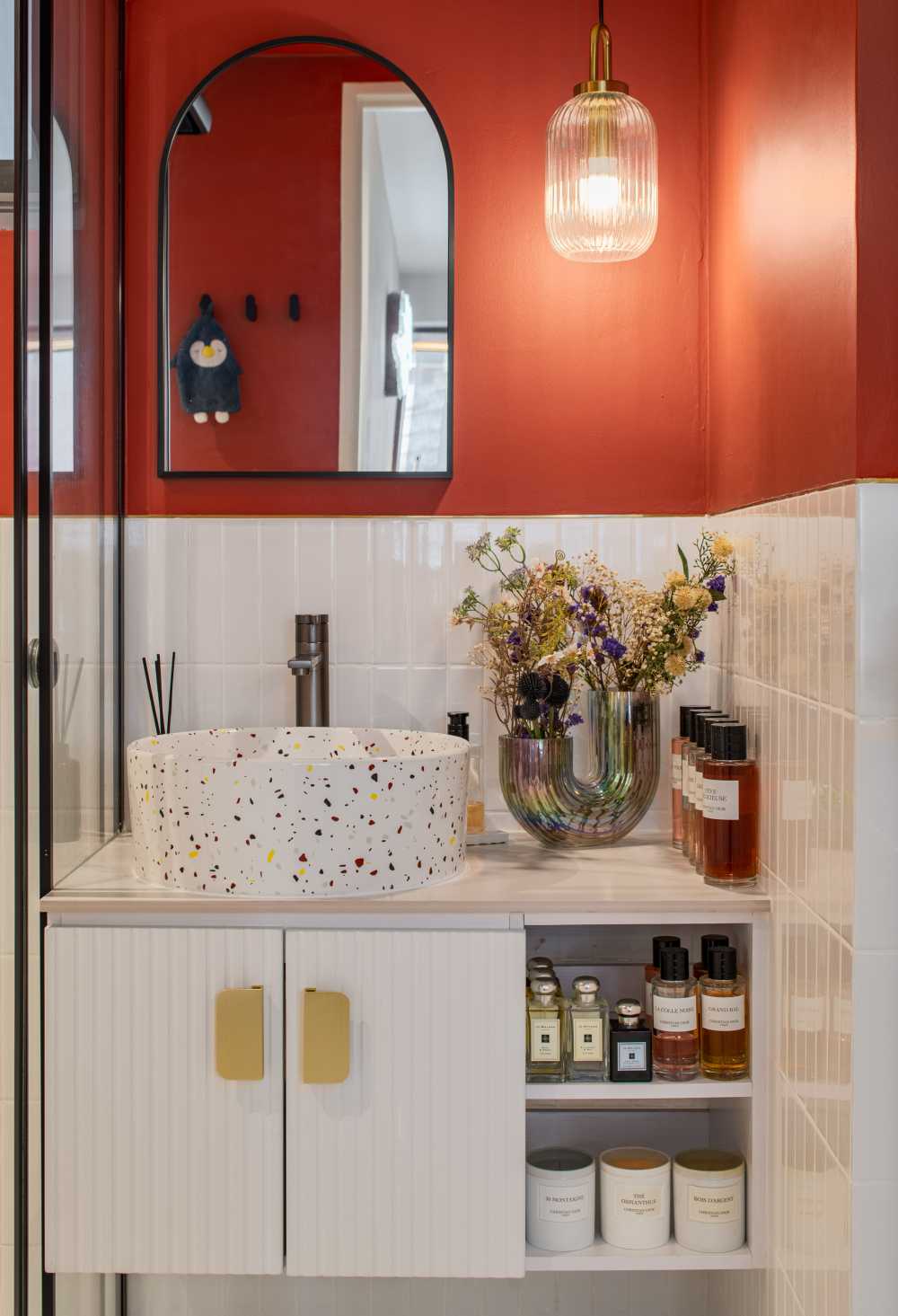 Contemporary Bathroom with Mirror and Bathroom Accessories
