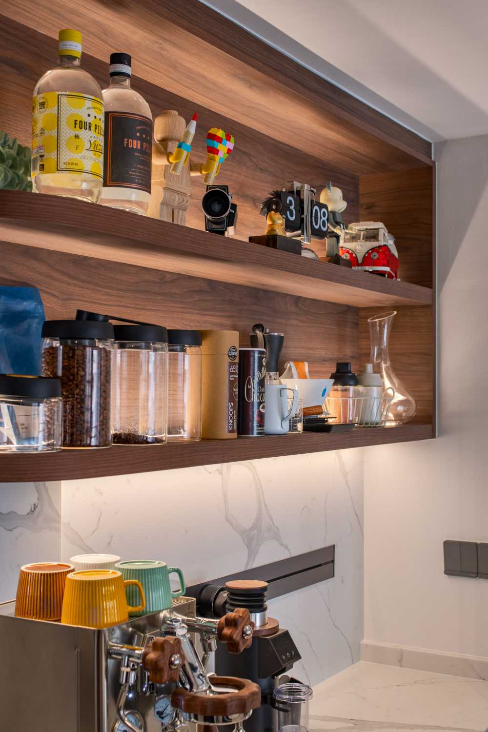 Contemporary Kitchen with Countertop and Kitchen Backsplash