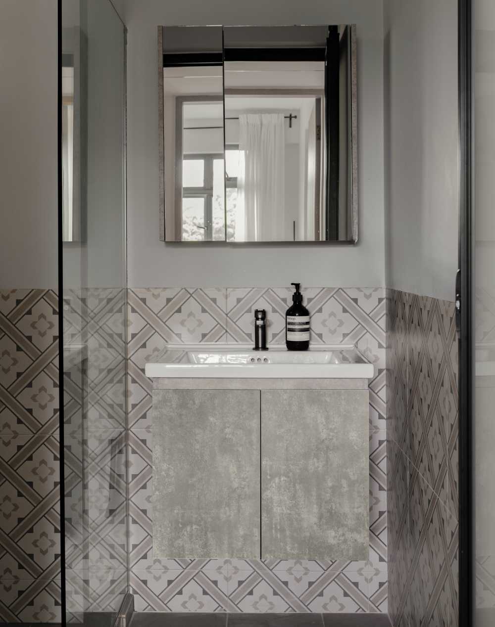 Contemporary Bathroom with Countertop and Bathroom Tap