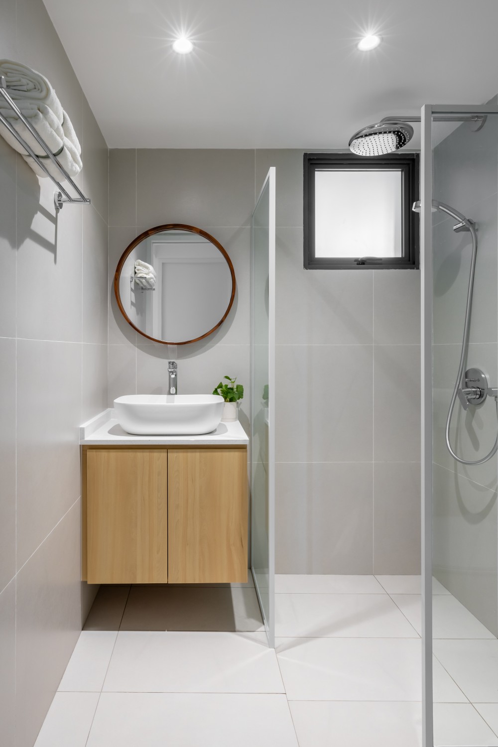 Minimalist Bathroom with Countertop and Homogeneous Tiles