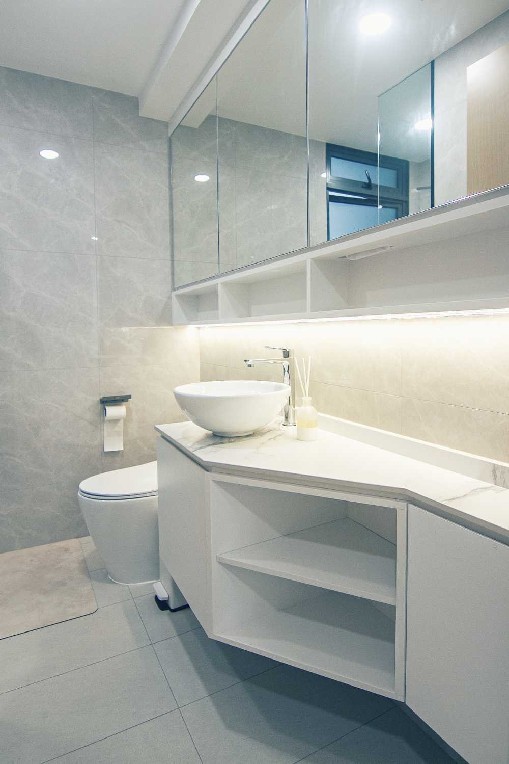 Minimalist Bathroom with Countertop and Homogeneous Tiles