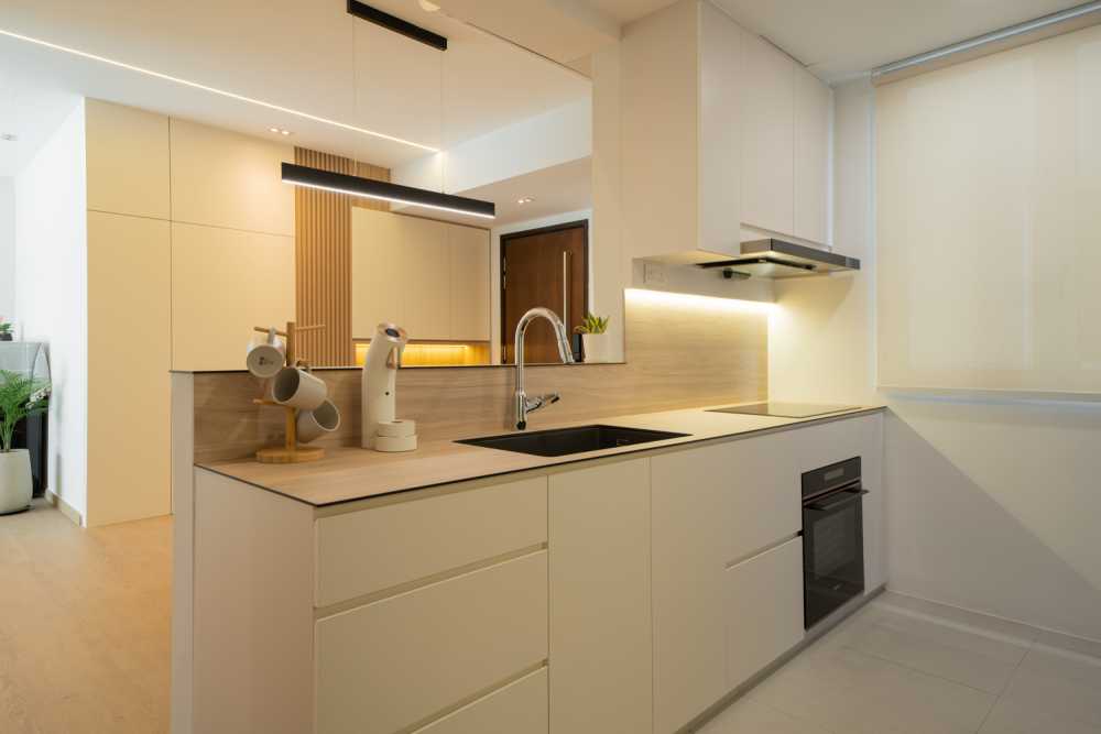 Modern Kitchen with Homogeneous Tiles and Wood Flooring