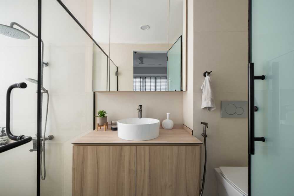 Modern Bathroom with Mirror and Bathroom Storage