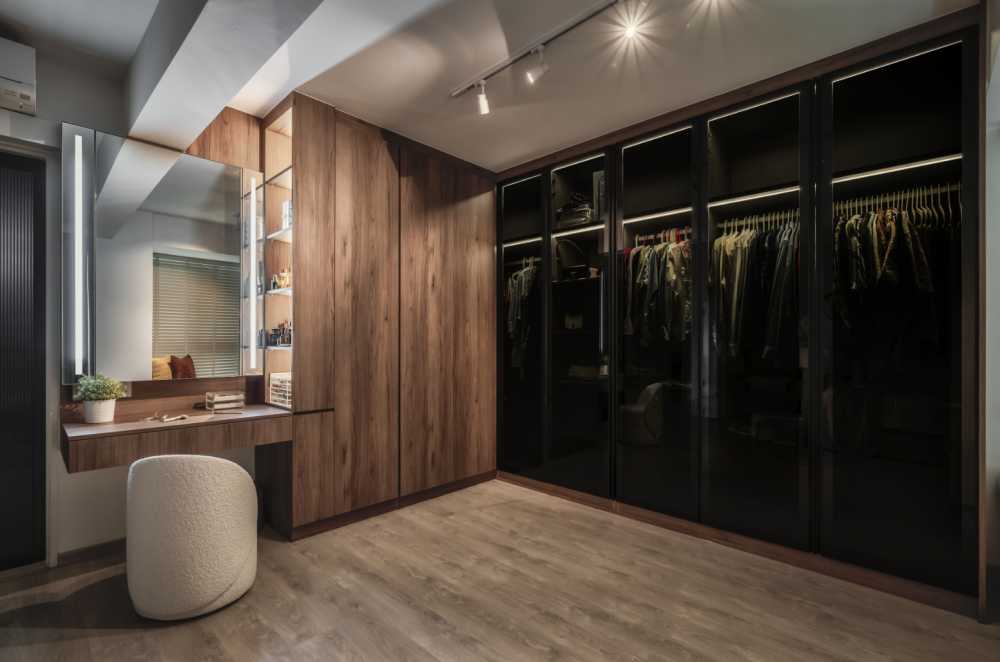 Scandinavian Walk-in Wardrobe with Mirror and Wardrobe