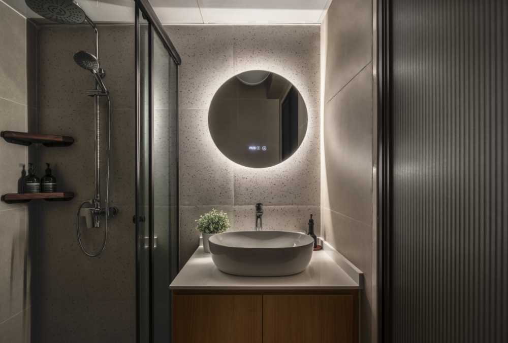 Scandinavian Bathroom with Mirror and Bathroom Sinks