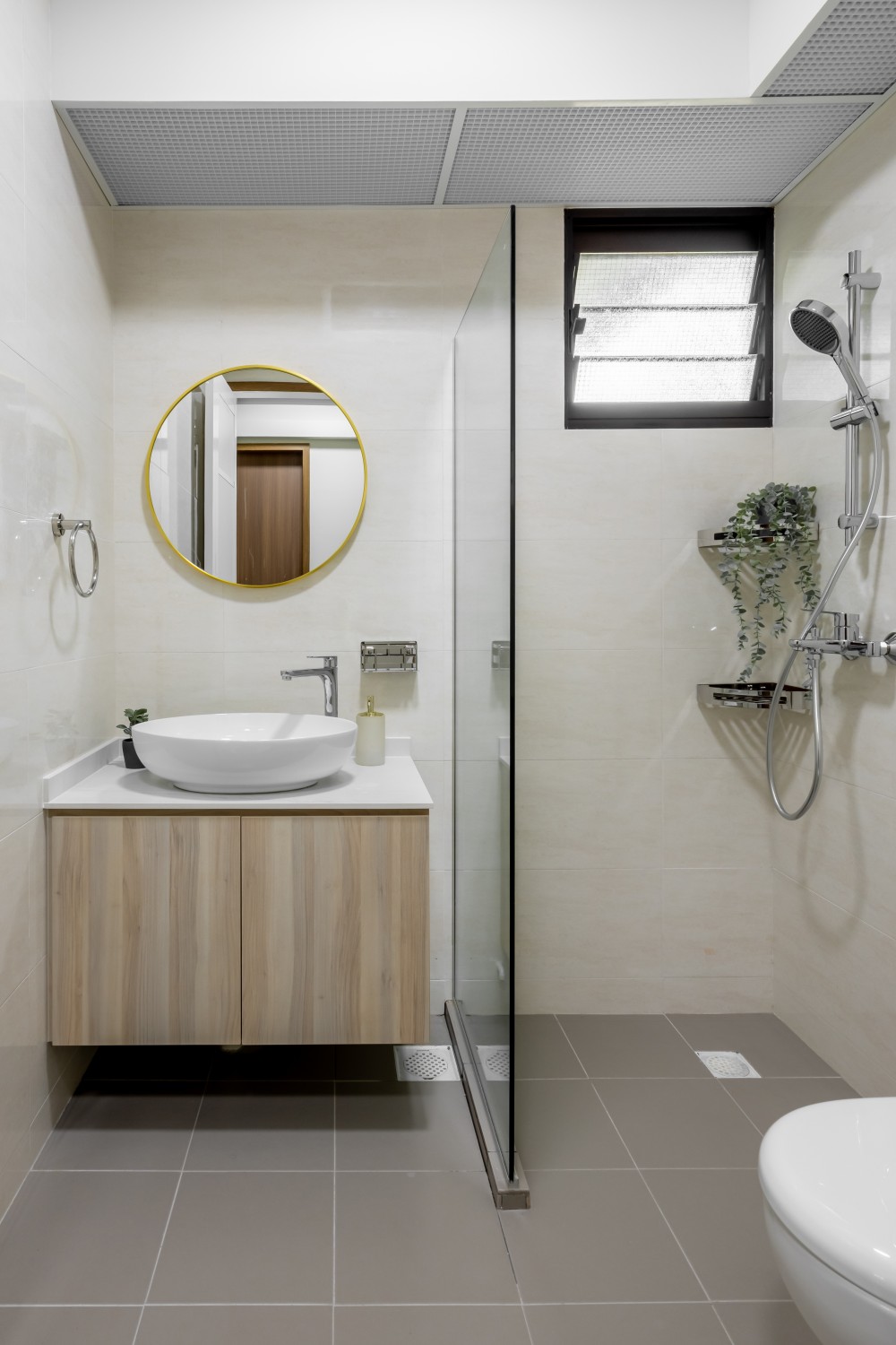 Minimalist Bathroom with Countertop and Homogeneous Tiles