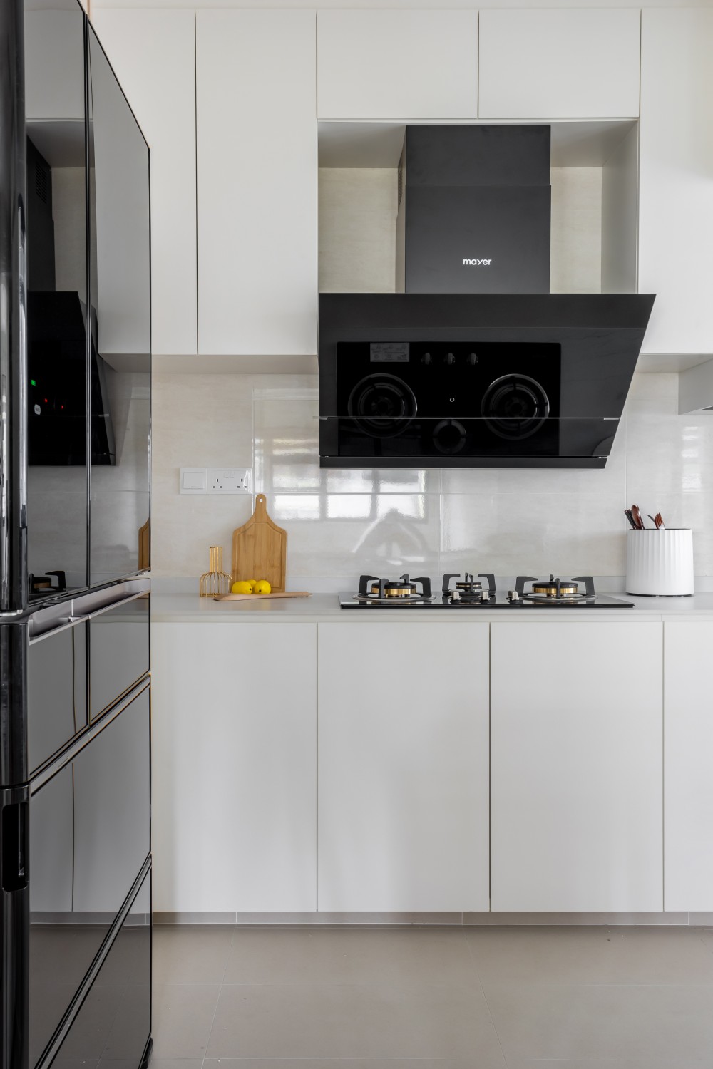 Minimalist Kitchen with Countertop and Homogeneous Tiles