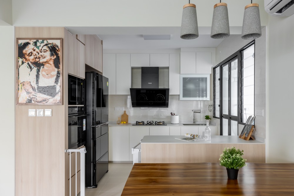 Minimalist Kitchen with Homogeneous Tiles and Open Kitchen