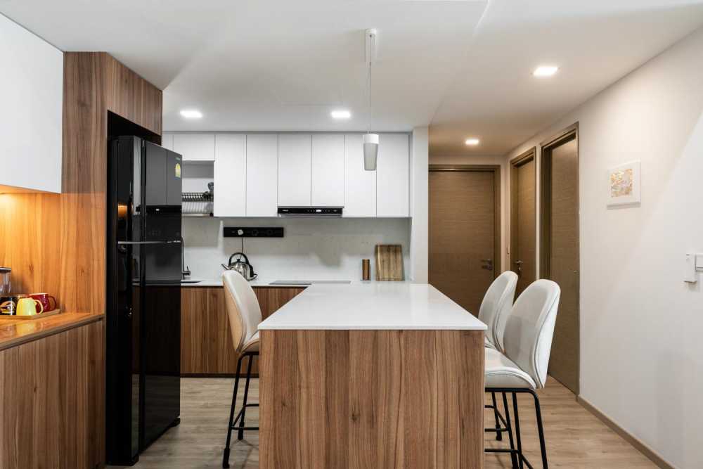 Modern Kitchen with Wood Flooring and Kitchen Island