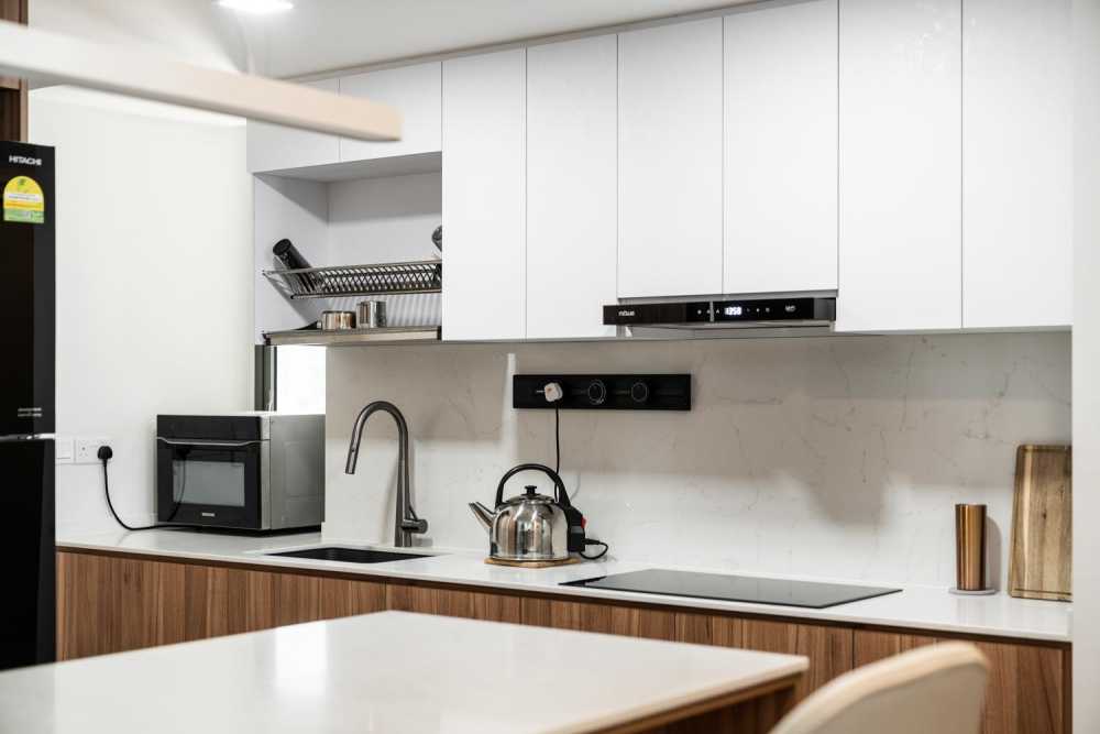 Modern Kitchen with Open Kitchen and Kitchen Backsplash