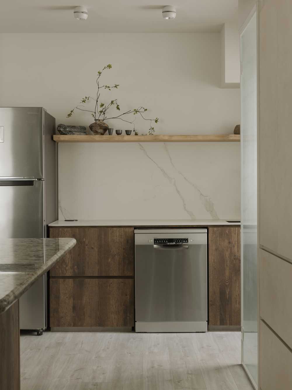 Minimalist Kitchen with Kitchen Island and Open Kitchen