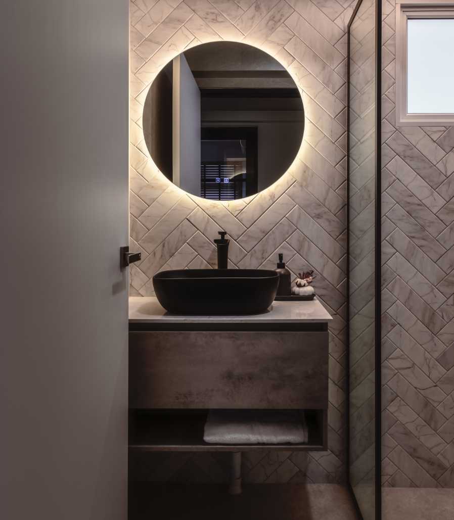 Contemporary Bathroom with Mirror and Bathroom Storage