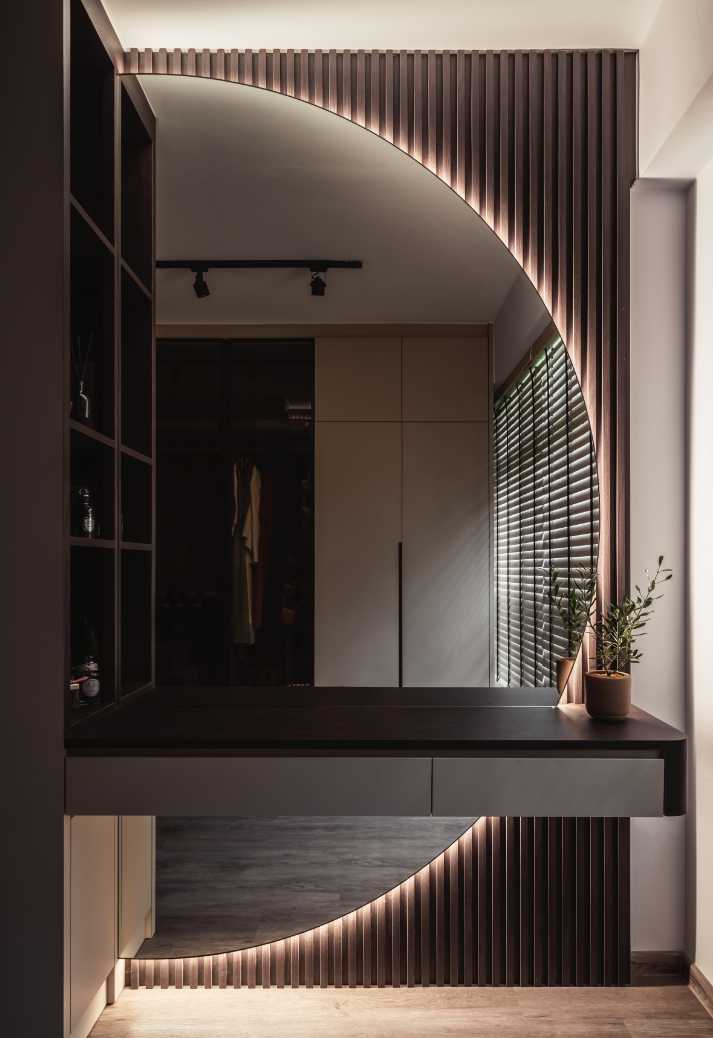 Contemporary Walk-in Wardrobe with Mirror and Wardrobe